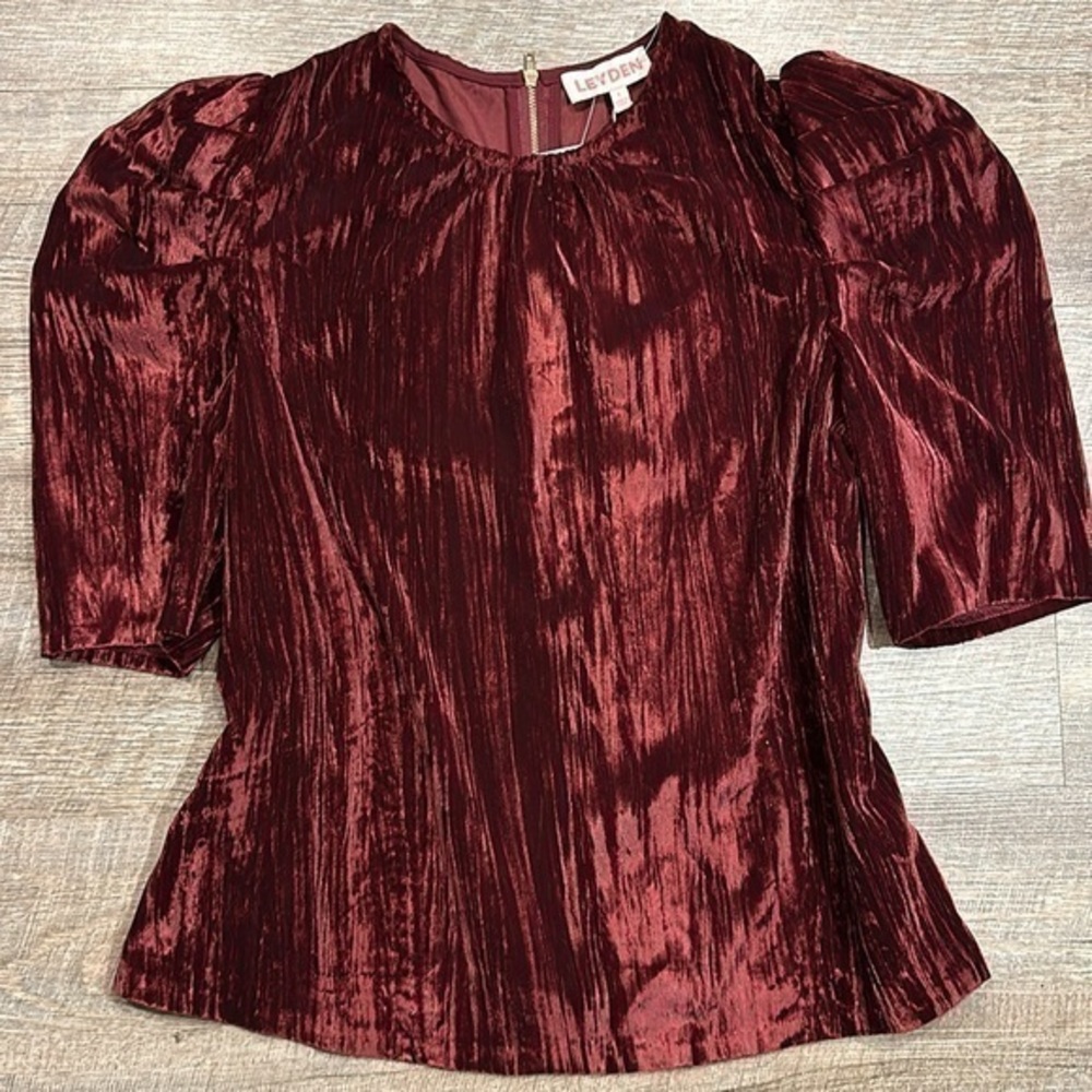 Leyden dark red/maroon crushed velvet poof short sleeve top size Large